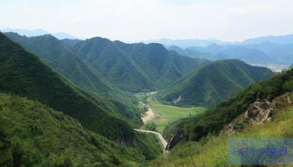 景区回应陪爬男团遭质疑,是否涉及擦边引热议