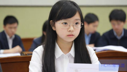 媒体评少女身亡事件,老师拦信引发争议,学生生机被断?