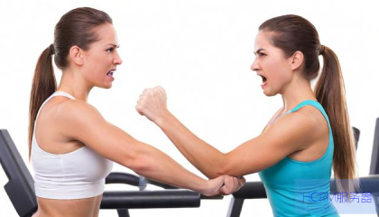 健身房教练遭两名女子当众掌掴引发关注热议