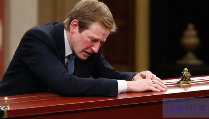 柯克遗孀哀悼丈夫,趴在棺柩上悲痛欲绝