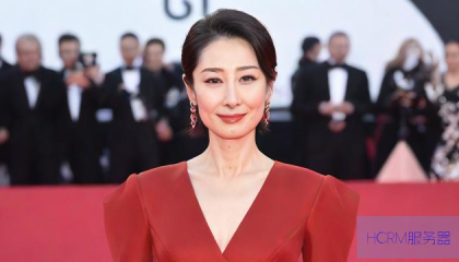 刘敏涛穿红色高跟鞋惊艳金熊猫红毯亮相