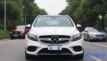 女司机驾驶奔驰停车路中接娃引发大堵车事件