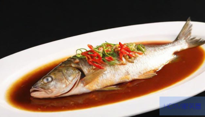 罗永浩展示西贝冷冻鱼，添加剂达七种，引发关注热议