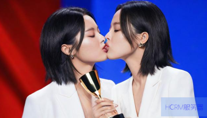辛芷蕾亲吻奖杯照片曝光,荣耀时刻,共享喜悦