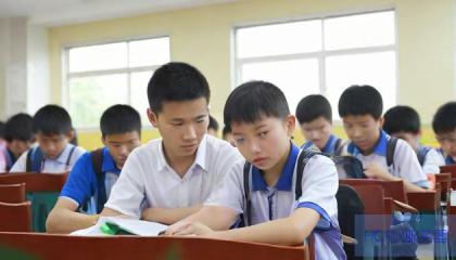 网友反映佛山一学校宿舍拥挤,一间房住百人引关注