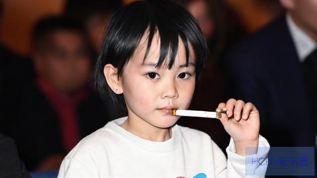 王菲女儿李嫣吸电子烟被拍