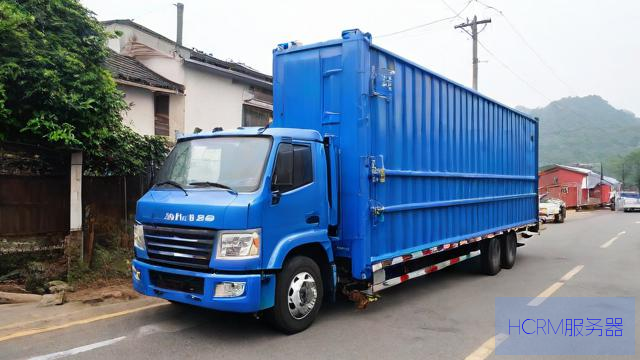 福建一危化品槽罐车撞上路边居民房