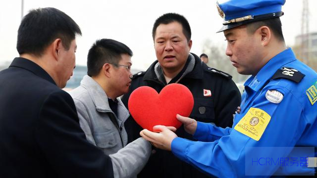 众人接力抢救心脏骤停乘客
