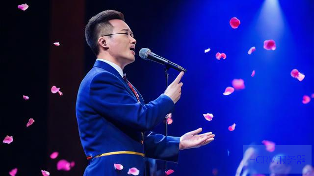 演唱会现场工作人员手动撒花瓣
