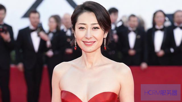 刘敏涛穿红色高跟鞋亮相金熊猫红毯