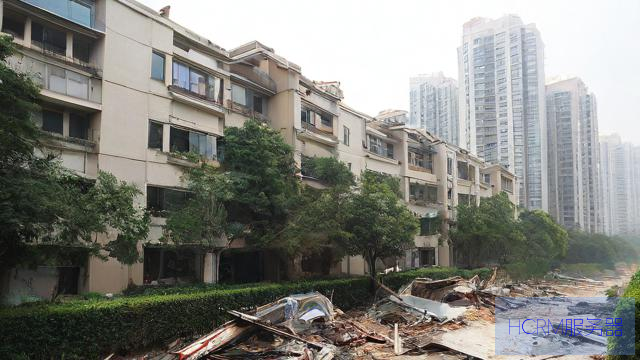 长沙一小区外墙脱落致21岁女子死亡