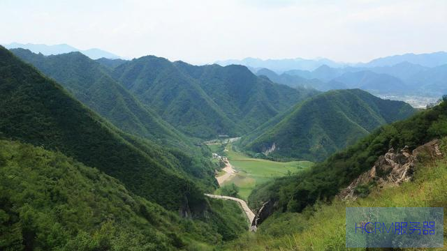 景区回应陪爬男团被质疑“擦边”