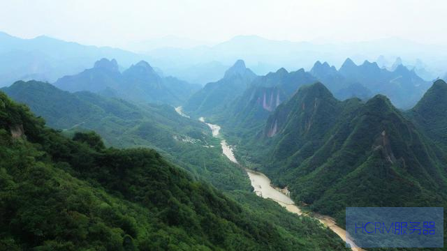 景区回应陪爬男团被质疑“擦边”