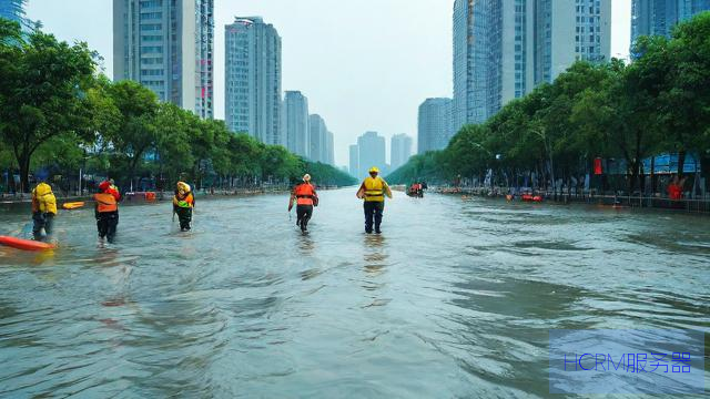 郑州多地积水市民险被冲走