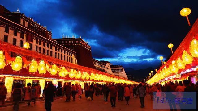 拉萨街头张灯结彩庆祝氛围浓