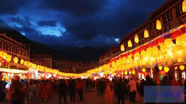 拉萨街头张灯结彩庆祝氛围浓