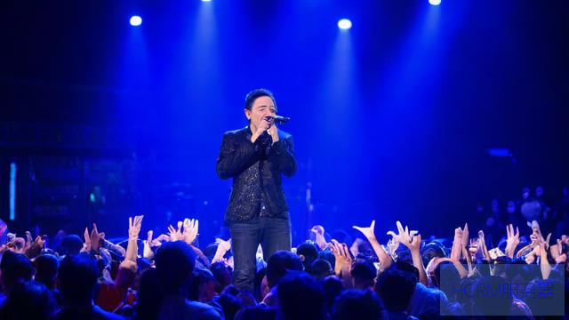 刀郎演唱会场外观众唱《我的祖国》