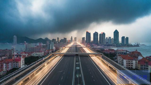 青岛暴雨高速公路一秒入瀑