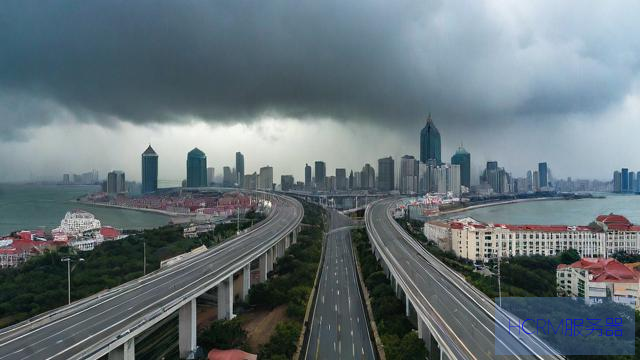 青岛暴雨高速公路一秒入瀑