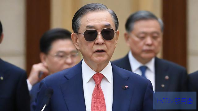 美官员迎接李在明全程戴墨镜