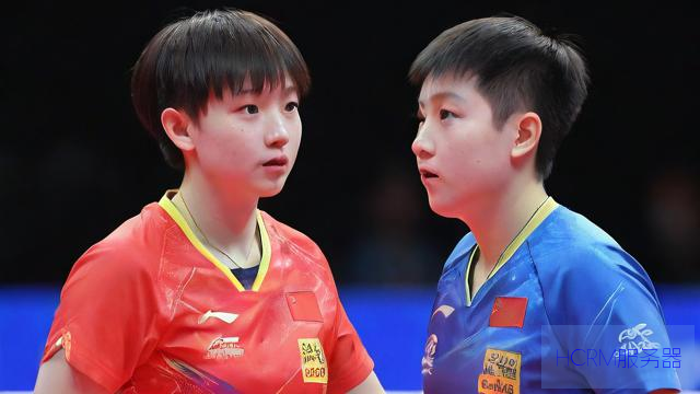 平野美宇与孙颖莎聊天嘴角压不住