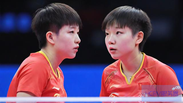 平野美宇与孙颖莎聊天嘴角压不住