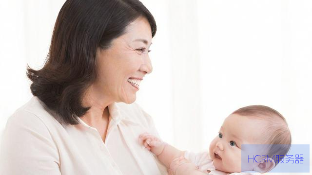 宝宝一把抱紧奶奶不让走
