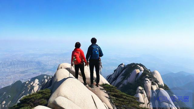 两女子花3万请24位陪爬登顶泰山