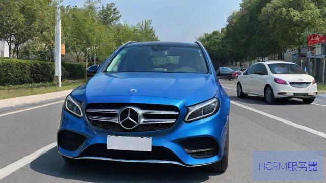 女司机开奔驰接娃停路中间致大堵车