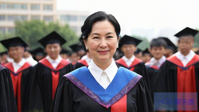 何超琼现身福耀科技大学开学典礼