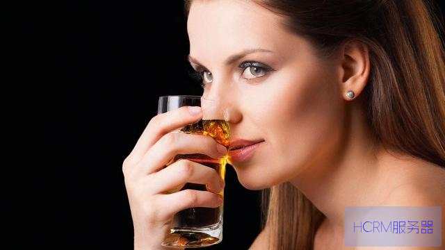 女子戒酒一年后小酌喝到被拖回家