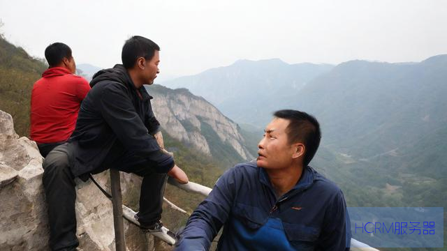 目击男子坐栏杆后仰坠崖的游客发声