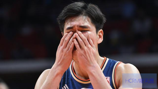 韩国男篮核心李贤重捂脸痛哭