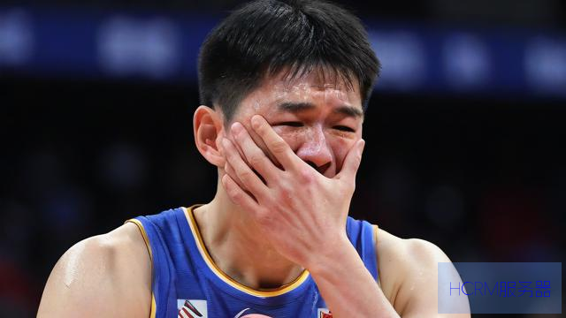 韩国男篮核心李贤重捂脸痛哭