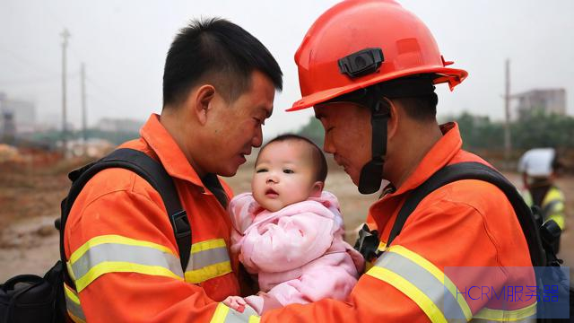 广东怀集内涝 消防救援时安抚宝宝