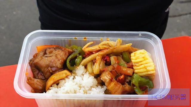 刀郎演唱会场外食堂15元盒饭获赞