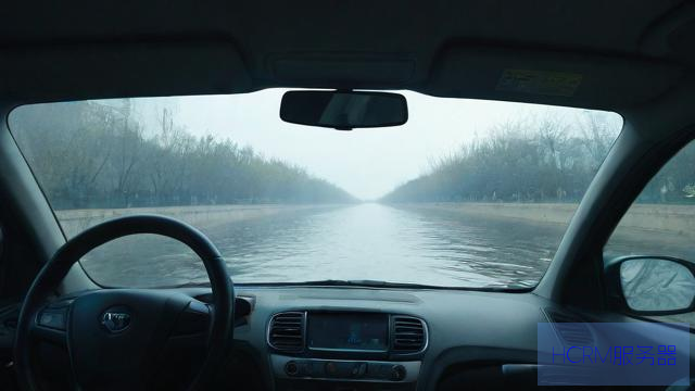 郑州司机：被堵隧道10分钟水淹车窗