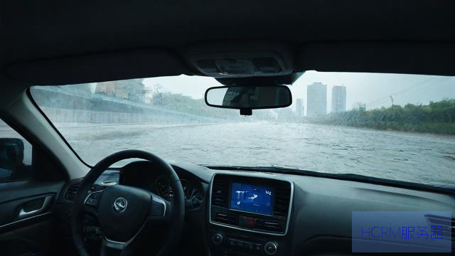 郑州司机：被堵隧道10分钟水淹车窗