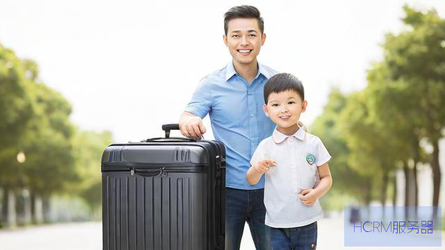 爸爸扛四五十斤行李送孩子上学