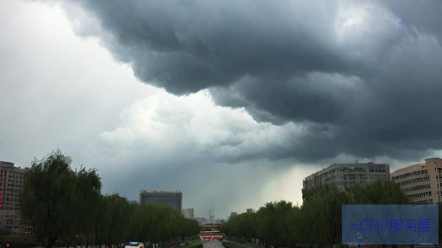 济南下雨像天上“局部漏水”