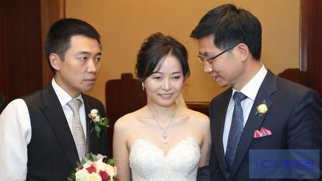 三人邻座一聊竟是同赴一人婚宴