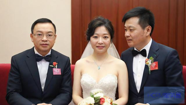 三人邻座一聊竟是同赴一人婚宴